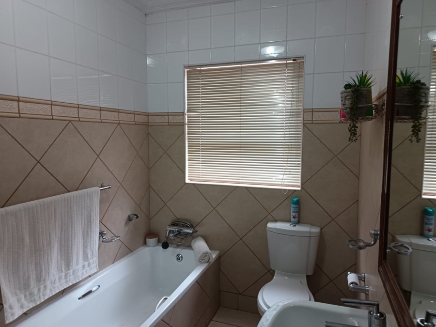 3 Bedroom Property for Sale in Roylglen Gardens Northern Cape